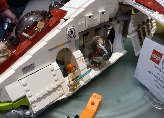 LEGO Star Wars 2013 Republic Gunship 75021 Obi Wan Kenobi and Clone Trooper Captain Minifigures