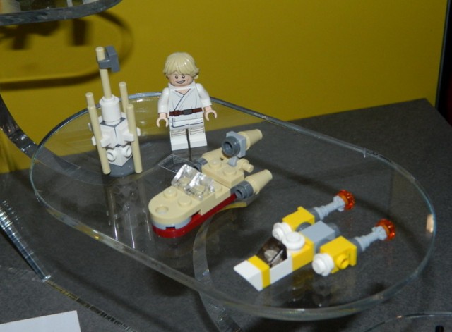 2014 LEGO Star Wars Advent Calendar Luke Skywalker Tatooine Minifigure and Landspeeder Builds