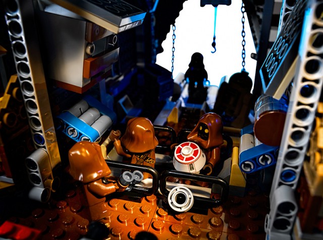 LEGO Jawa Sandcrawler 2014 Interior and Minifigures