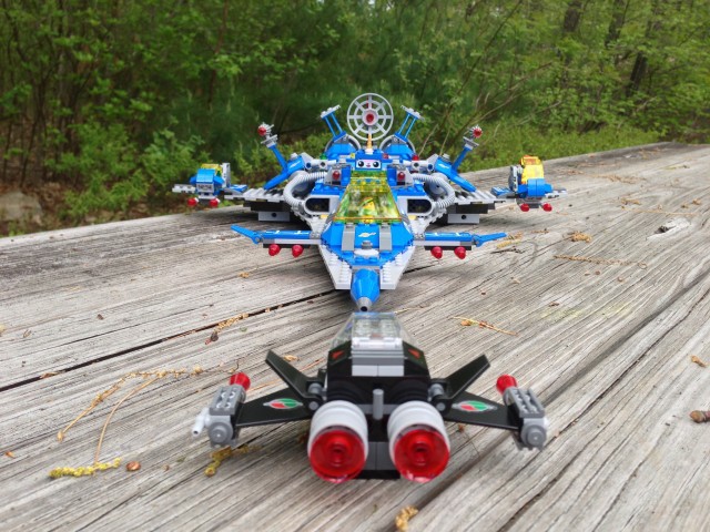 LEGO Benny's Spaceship Spaceship Spaceship vs. LEGO Robo Police Ship Interceptor