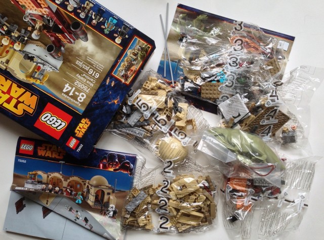 LEGO 75052 Star Wars Mos Eisley Cantina Box Contents