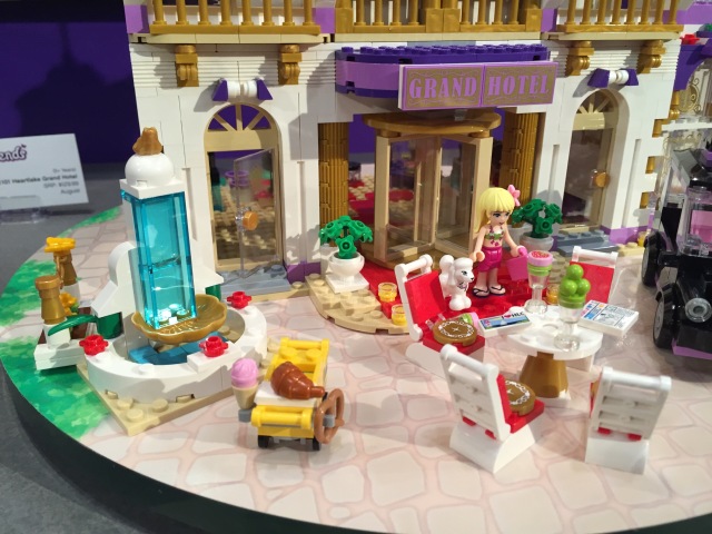 LEGO Heartlake Grand Hotel Exterior Accessories Summer 2015 Set
