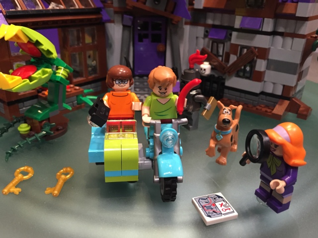 LEGO Velma Daphne Shaggy Scooby Minifigures with Motorcycle