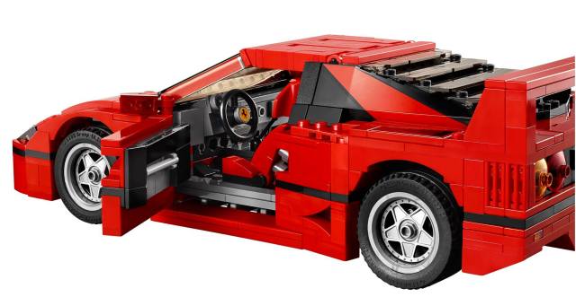 2015 LEGO Ferrari F40 with Ferrari Logo on Steering Wheel