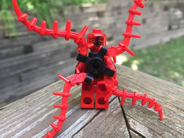 Back of Carnage LEGO Minifigure with Tentacles