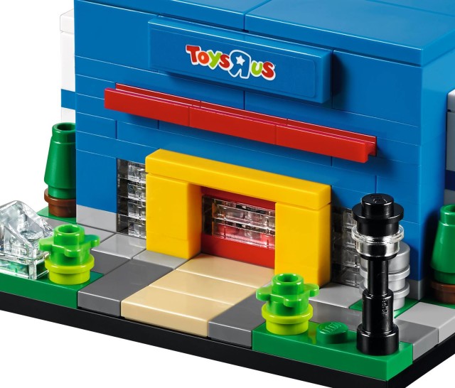 LEGO 40144 Bricktober Toys R Us Store Close-Up